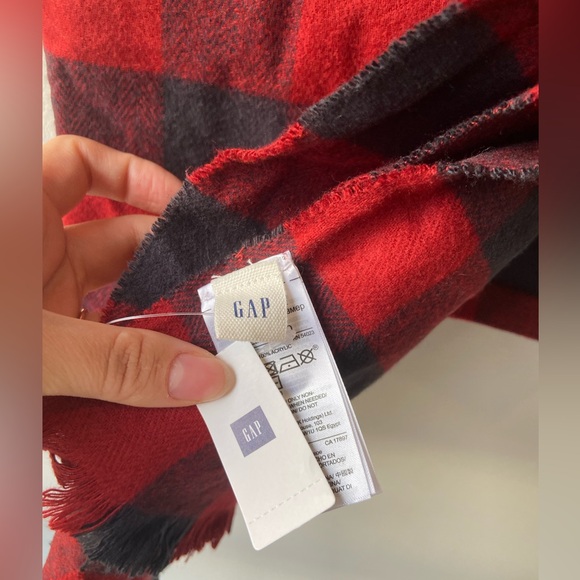 🦋 2/$20 Gap Buffalo plaid scarf NWT - Picture 4 of 4